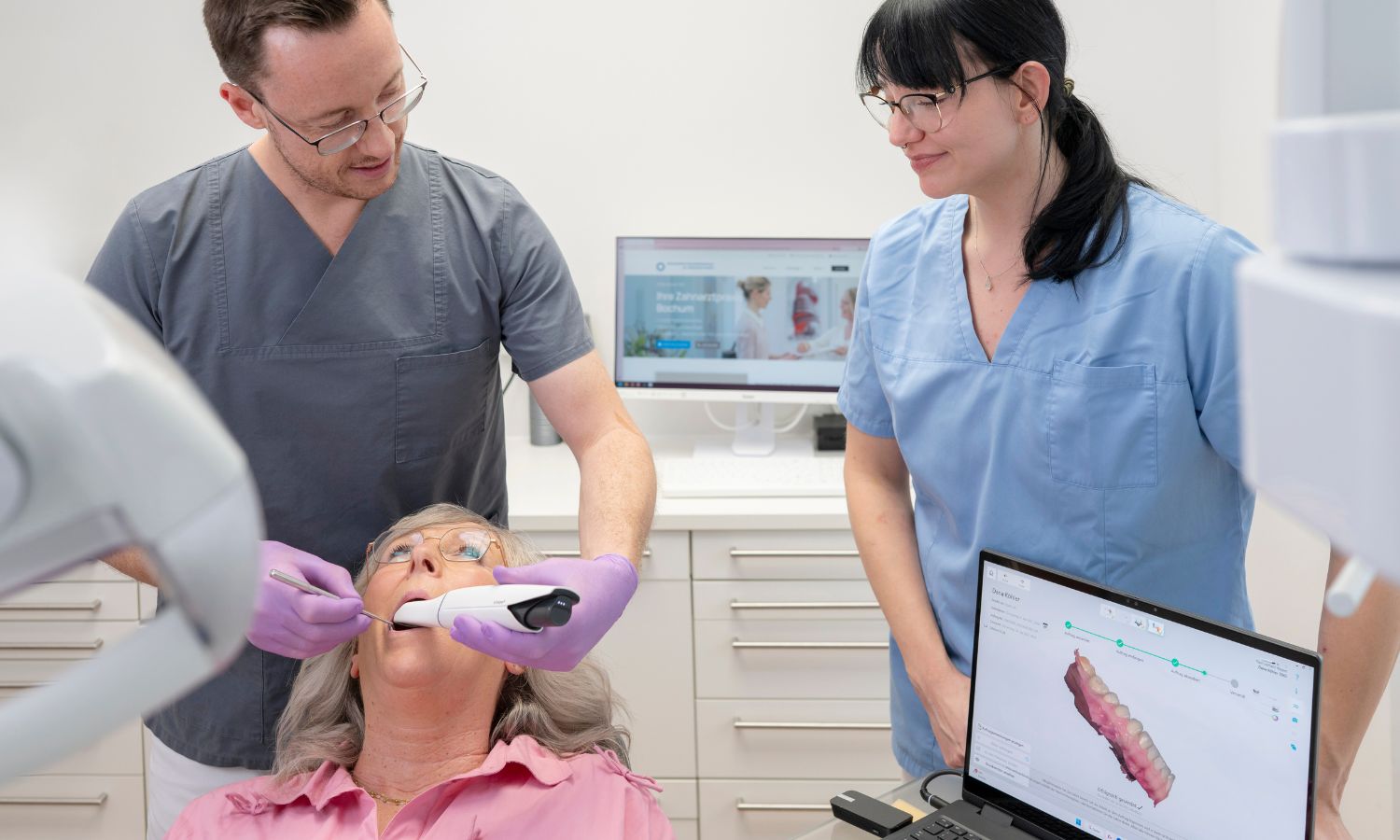 Intraoralscanner für digitale Abformungen im Einsatz an Patientin